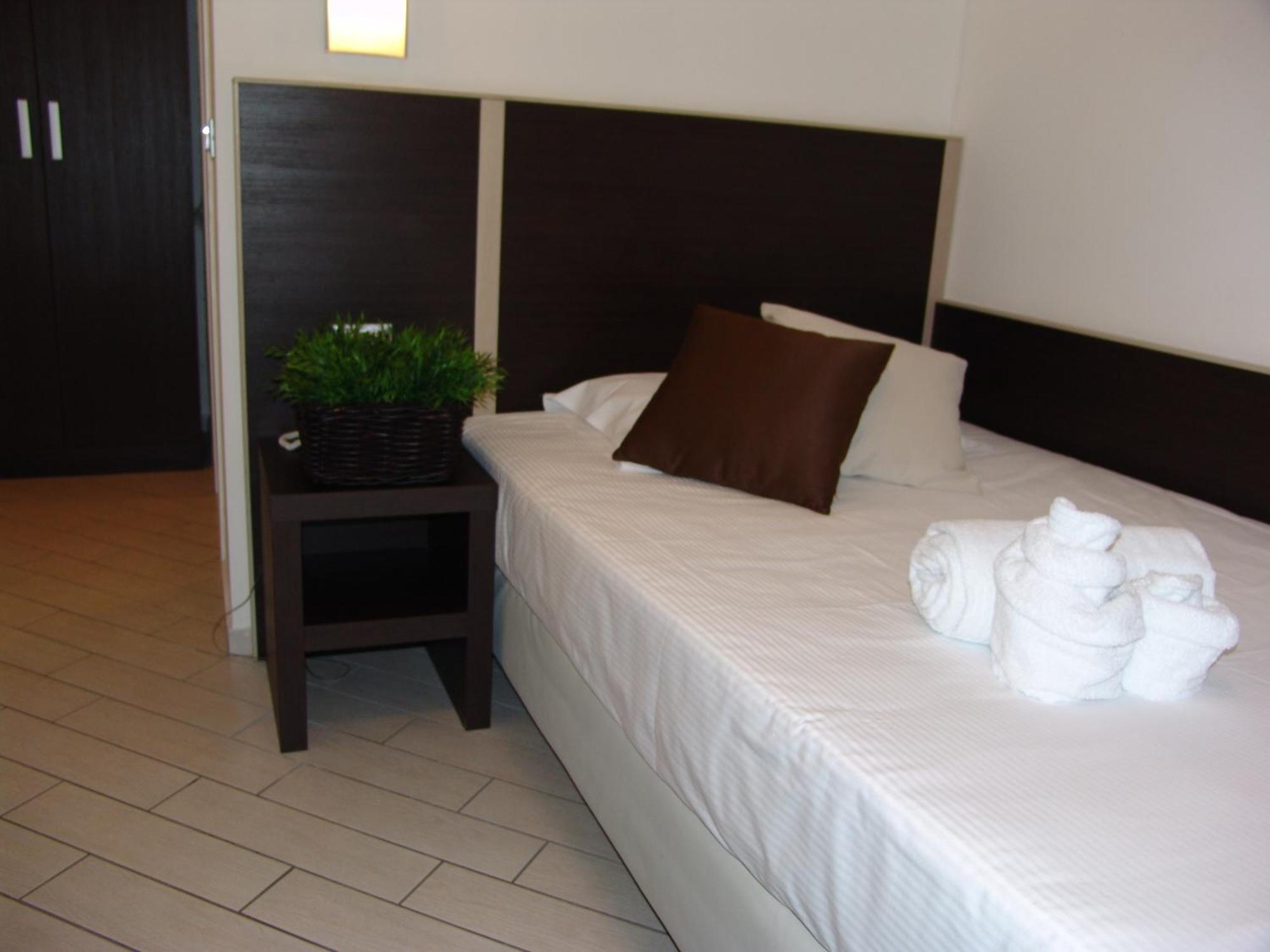 Hotel Paradise Airport Forlì Zimmer foto